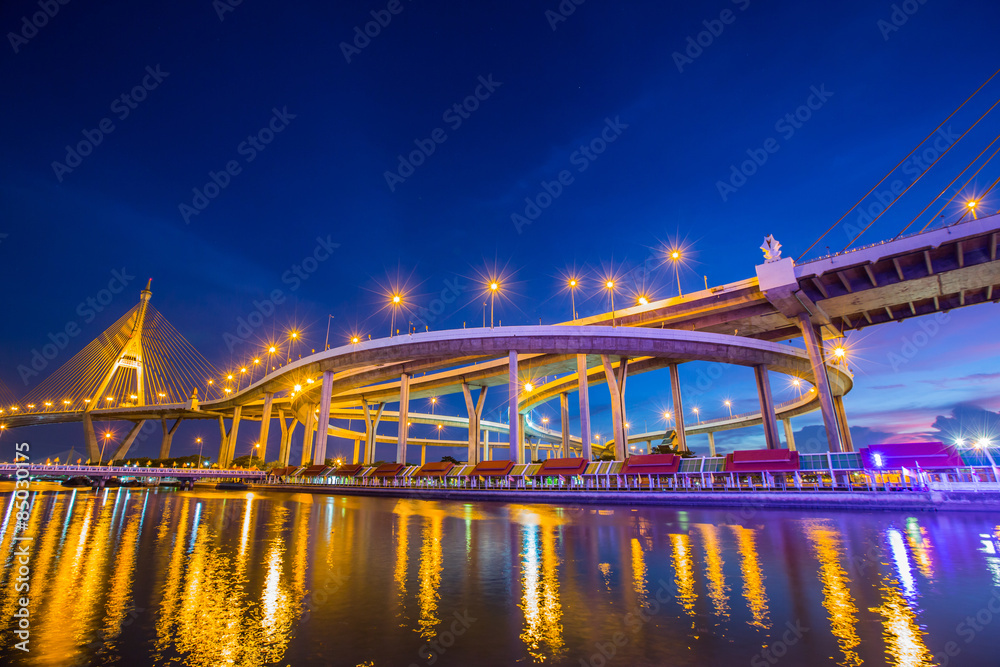 Obraz premium Night light Bhumibol 1 Bridge