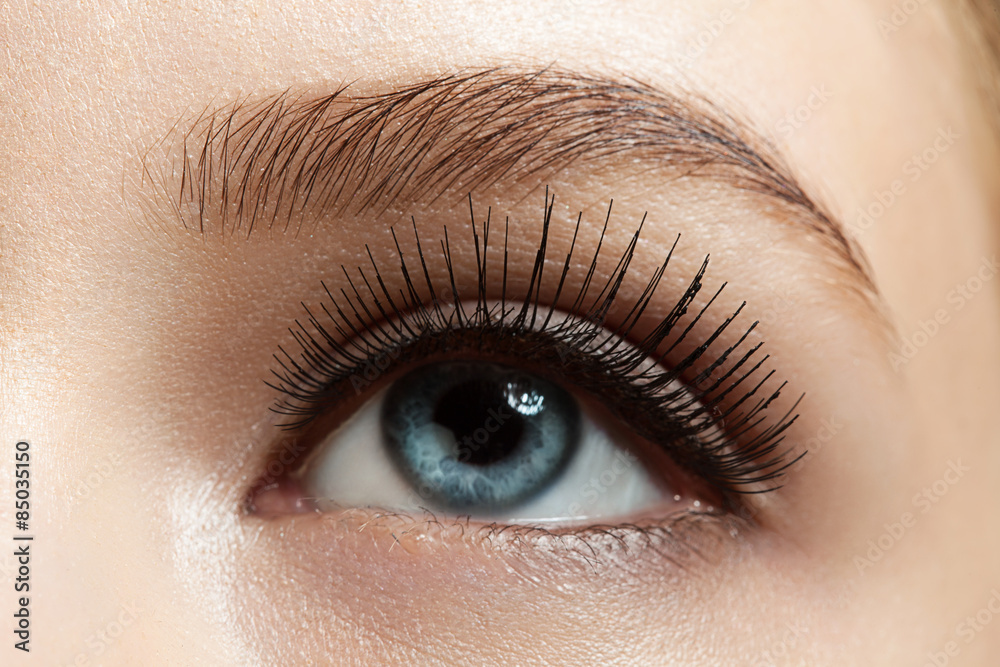 Obraz premium Close-up of make-up eye with long eyelashes