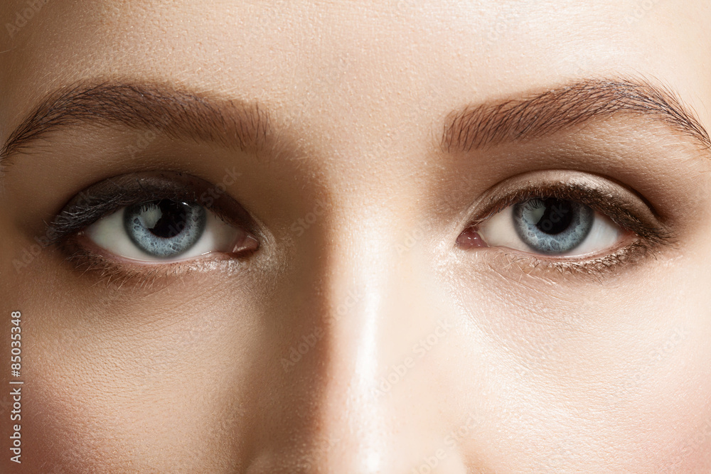 Naklejka premium Close-up of make-up beautiful blue eyes woman