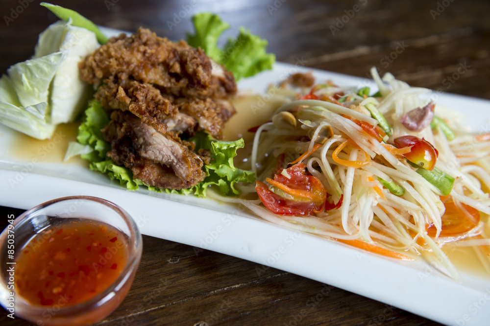 Fototapeta premium Thai Fried Chicken with Green Papaya Salad