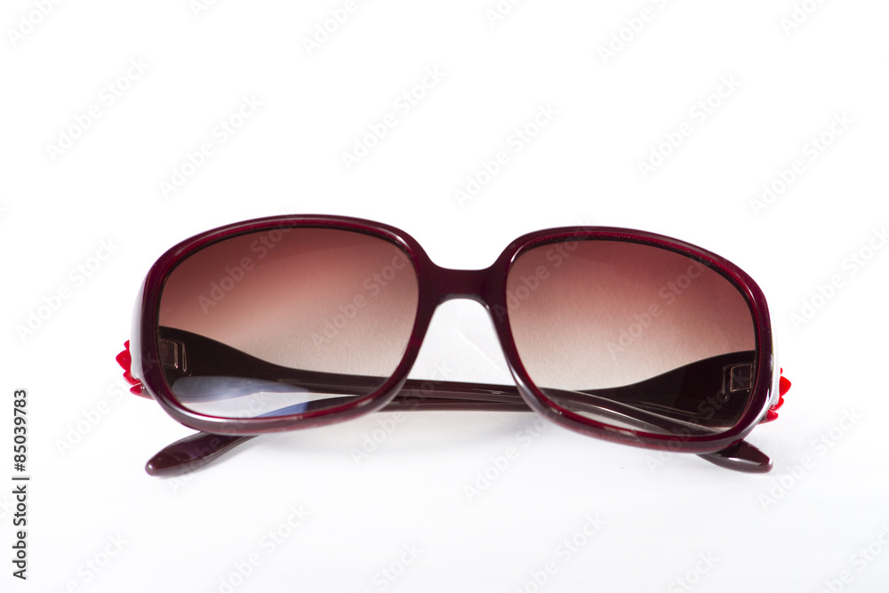 Noszenie okularów przeciwsłonecznych nie tylko dopełnia stylizację lecz również chroni wzrok. - obrazy, fototapety, plakaty 