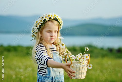 girl with daisies