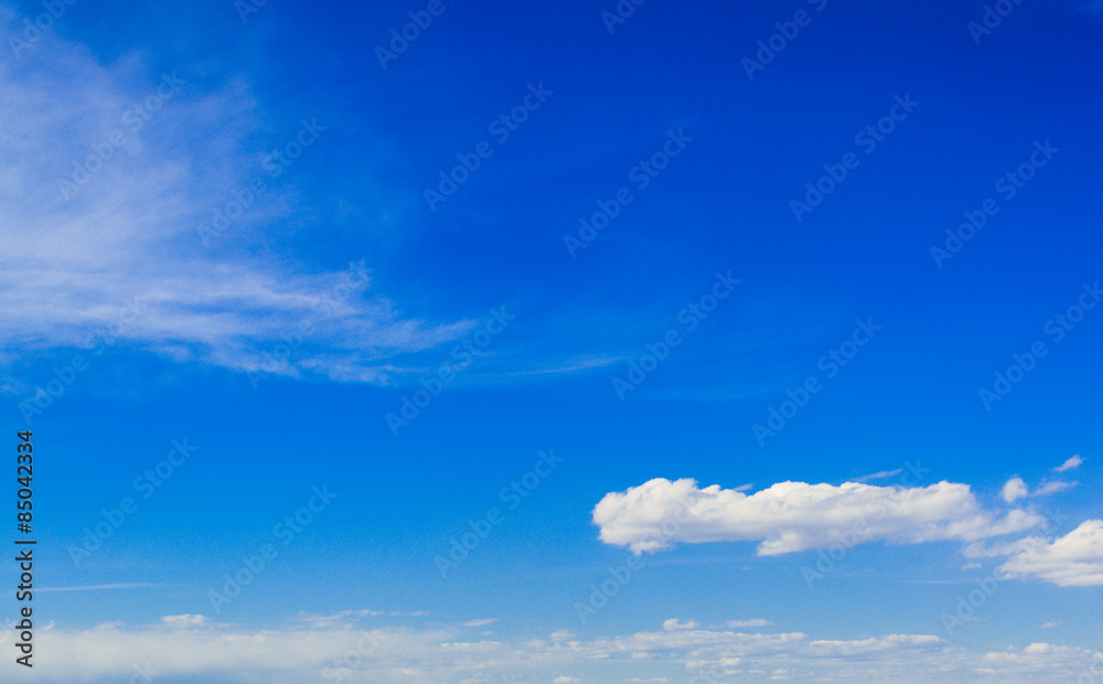 Obraz premium Blauer Himmel mit Wolken , blue sky as background with few white clouds