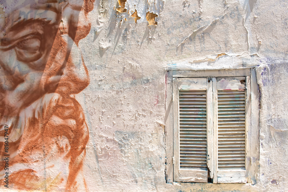 Obraz premium Stary człowiek graffiti na ścianie z oknem