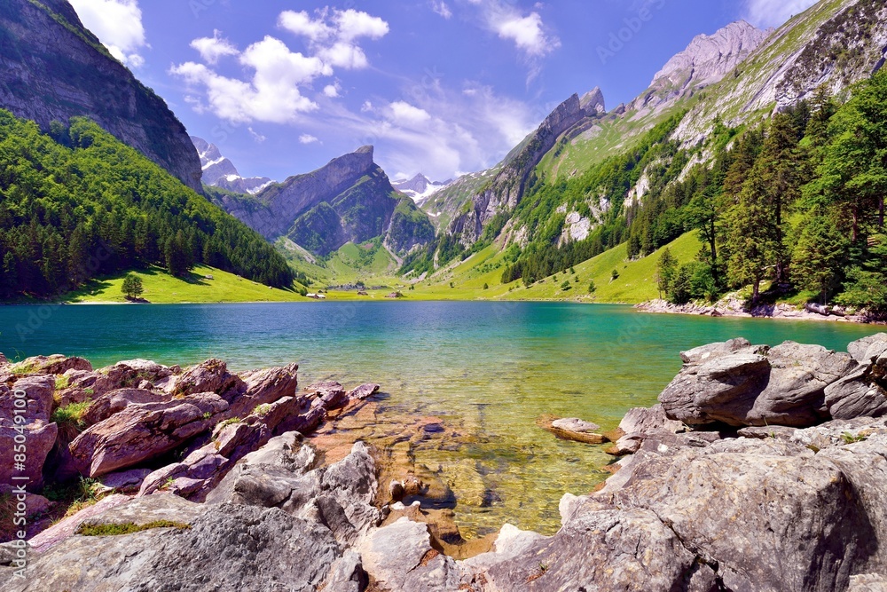 Fototapeta premium Seealpsee im Alpsteingebirge mit Säntis im Hintergrund