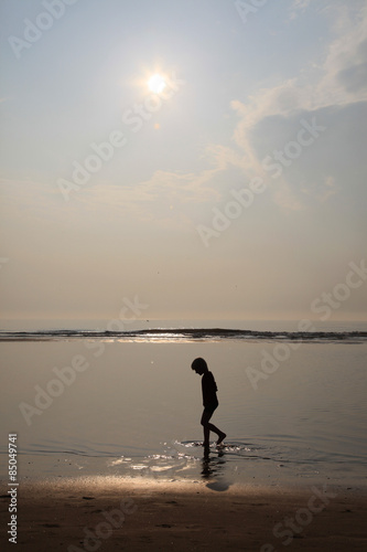 Obraz na płótnie Child at the beach. w salonie