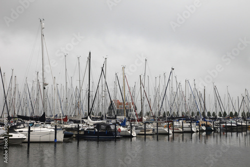 Obraz na płótnie Boats in harbor during bad weather. w salonie
