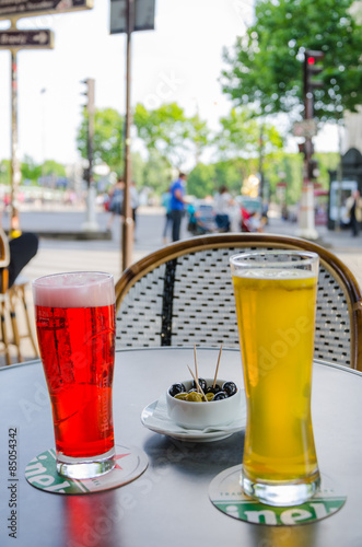 Obraz na plátne Autour d'un verre de bière et monaco en terrasse de café parisien en été - Paris