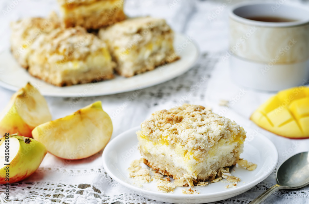 Apple mango cream cheese oat bars