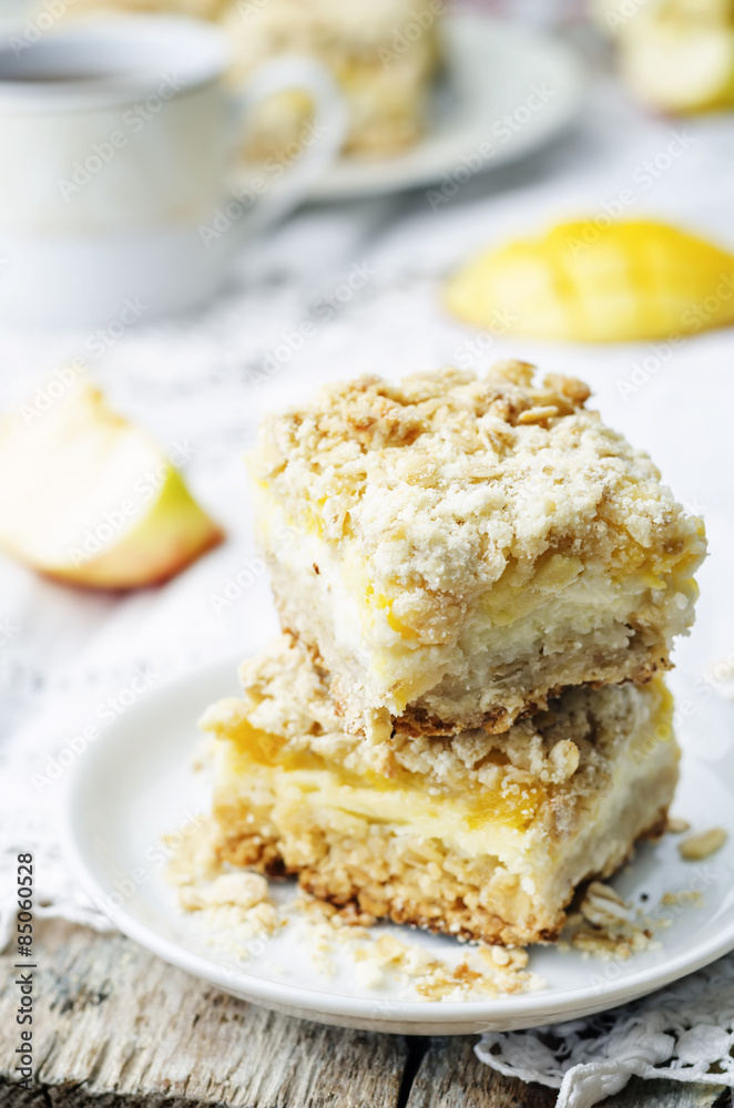 Apple mango cream cheese oat bars Apple mango cream cheese oat bars