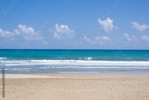 Empty, sunny beach with blue sky © vimax001