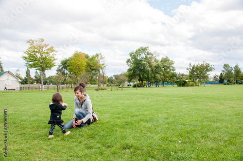 芝生で遊ぶ親子
