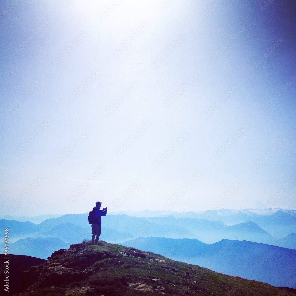 Obraz premium traveler on top of the mountain taking pictures