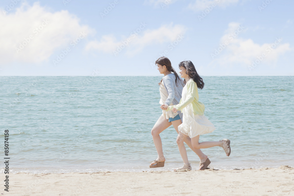 海辺で遊ぶ女の子たち