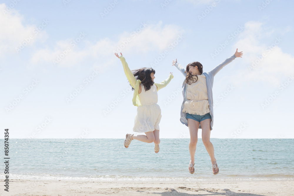 海辺で遊ぶ女の子たち 海辺で遊ぶ女の子たち