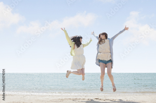 海辺で遊ぶ女の子たち