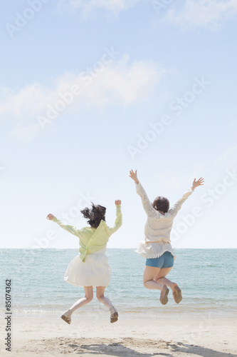 海辺で遊ぶ女の子たち