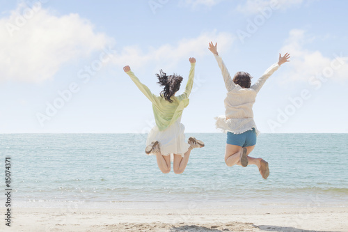 海辺で遊ぶ女の子たち