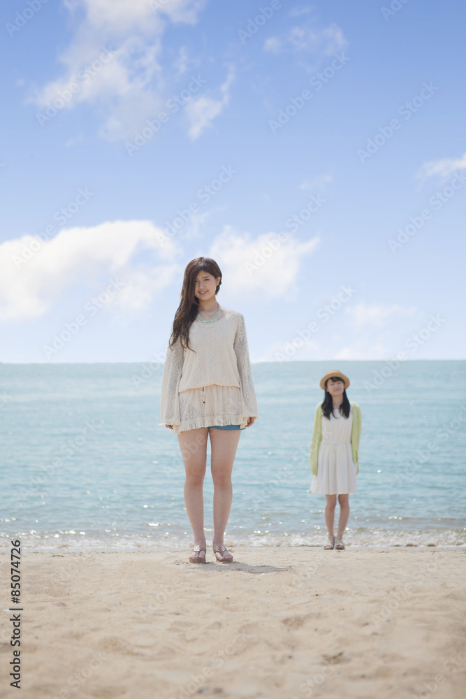 海辺で遊ぶ女の子たち