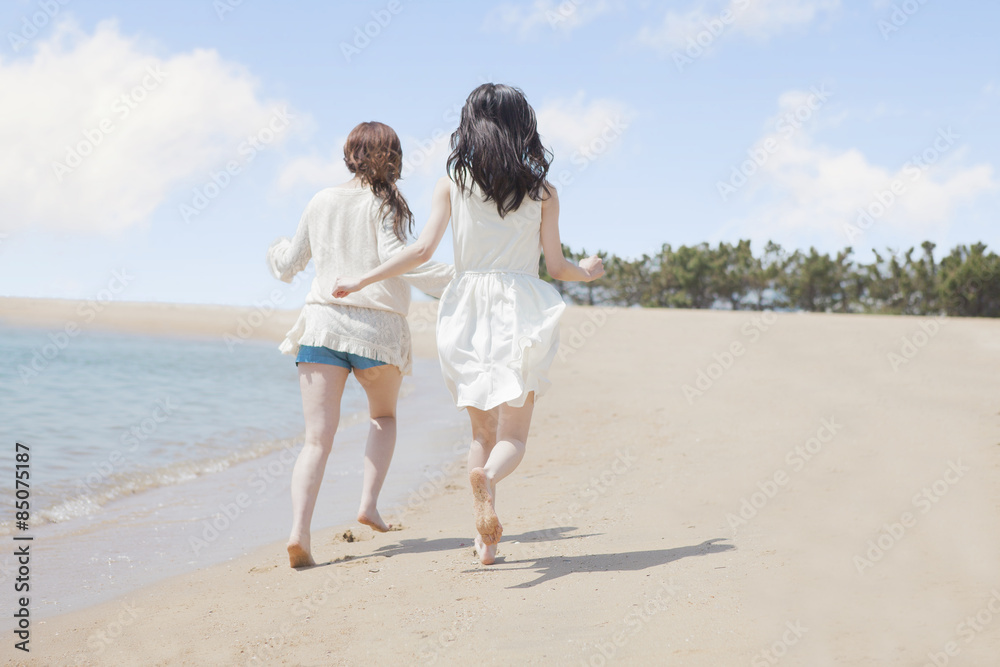 海辺で遊ぶ女の子たち