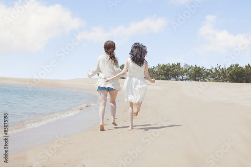 海辺で遊ぶ女の子たち © milatas