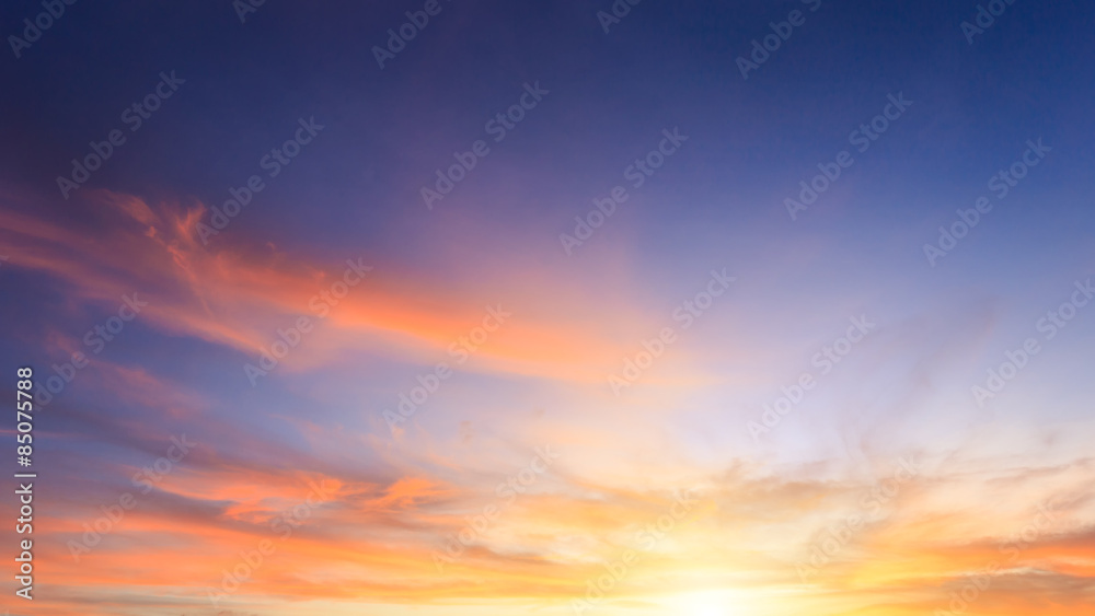 Naklejka premium Piękne chmury na niebie w czasie zachodu słońca w Phuket, Tajlandia