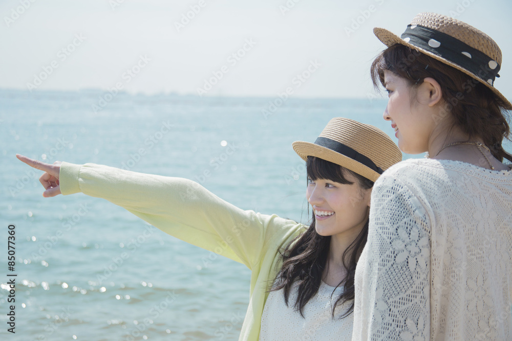 海辺で遊ぶ女の子