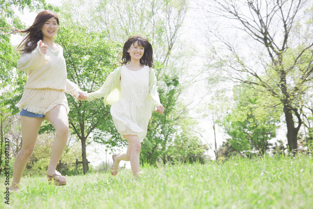 Obraz premium くつろぐ女の子たち