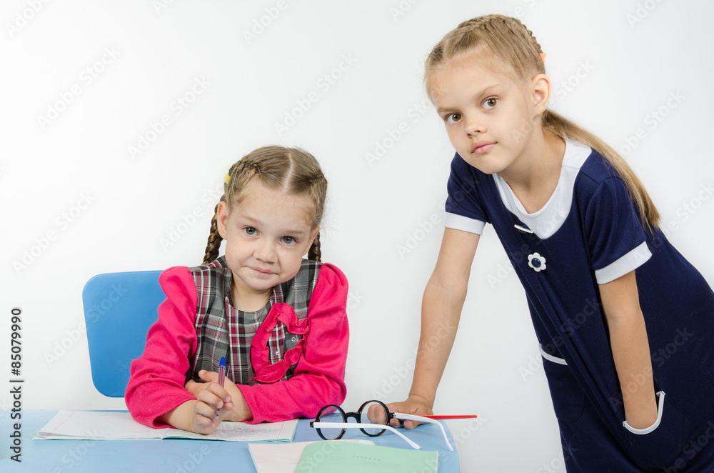 The teacher leaned on table student The teacher leaned on table student