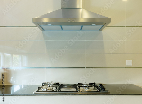 Fotografía cooking gas stove with hood in modern kitchen