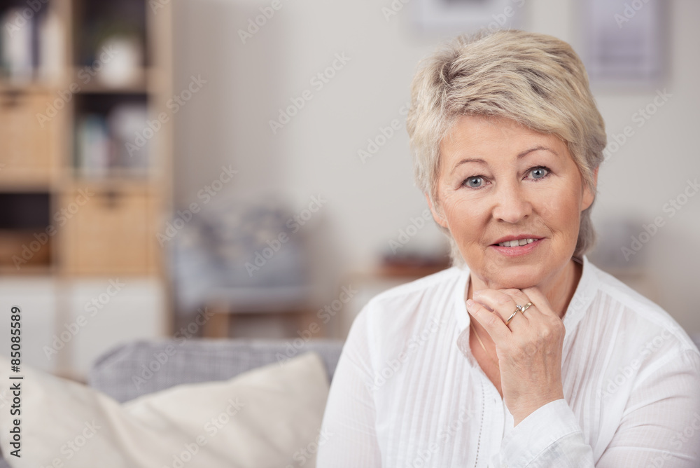 attraktive seniorin in ihrer wohnung attraktive seniorin in ihrer wohnung