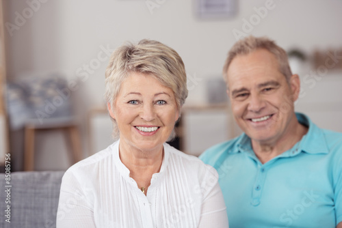 glückliches senioren-paar zu hause