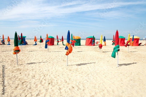 Fotografia Colorful tents and umbrellas on famous Deauville beach, Normandy