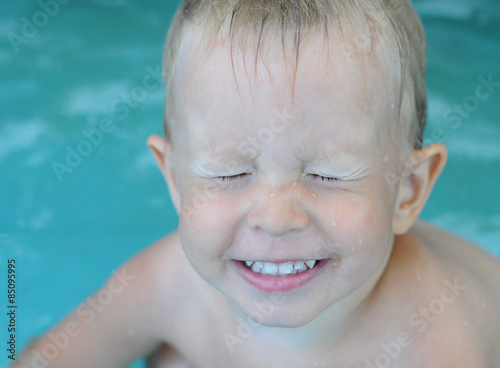 Ребёнок с голубыми глазами в воде