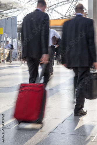 Businesspeople rushing through corridor, motion blur