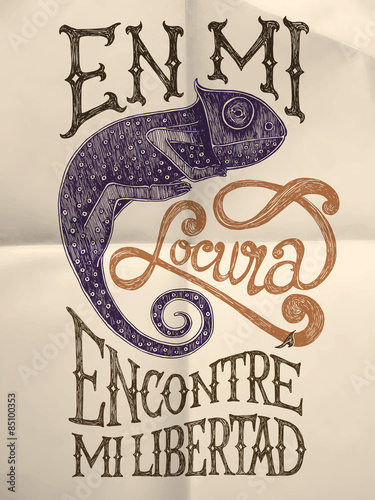 Illustration of chameleon with "En mi locura encontre mi libertad" hand drawn quote on textured paper background