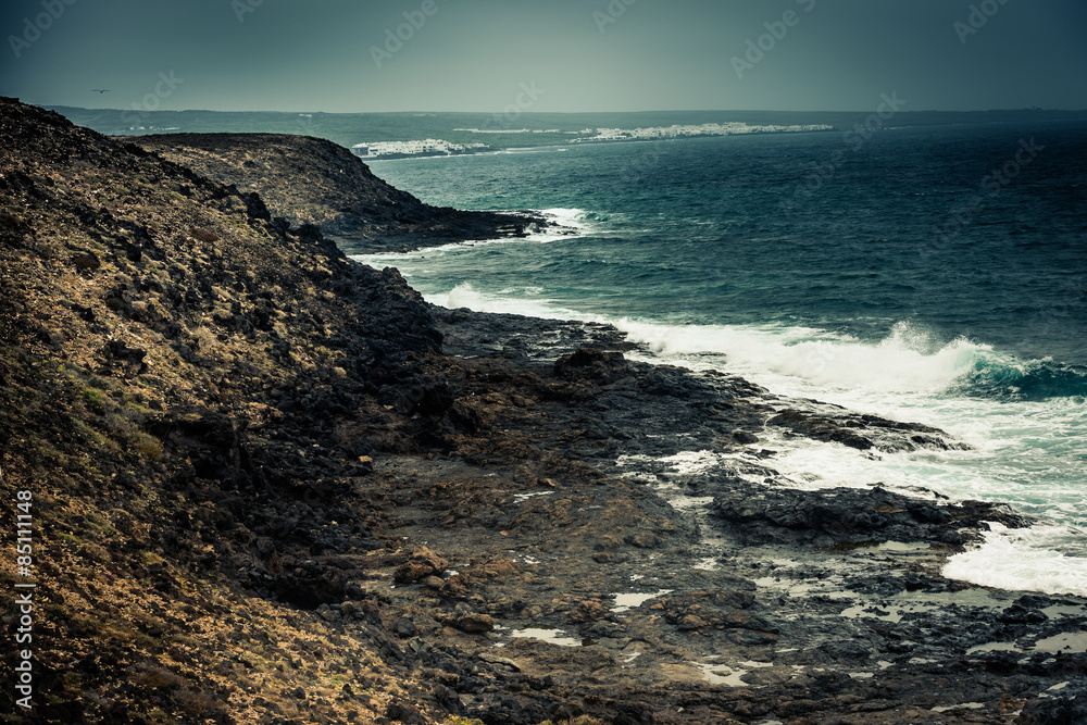 Obraz premium rocks meet seawaves