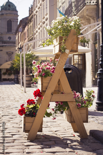 Tableau sur toile Colorful flower stand in the city