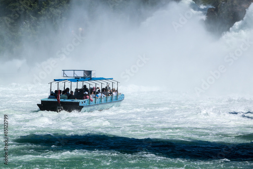 Ausflugsschiff vor einem Wasserfall