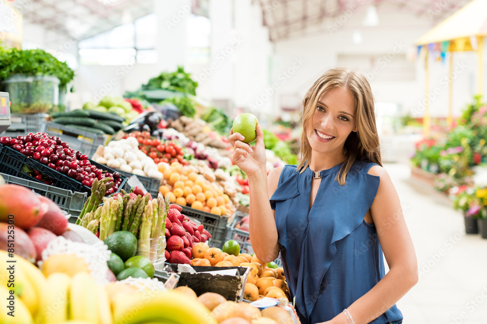 Woman shopping fruits