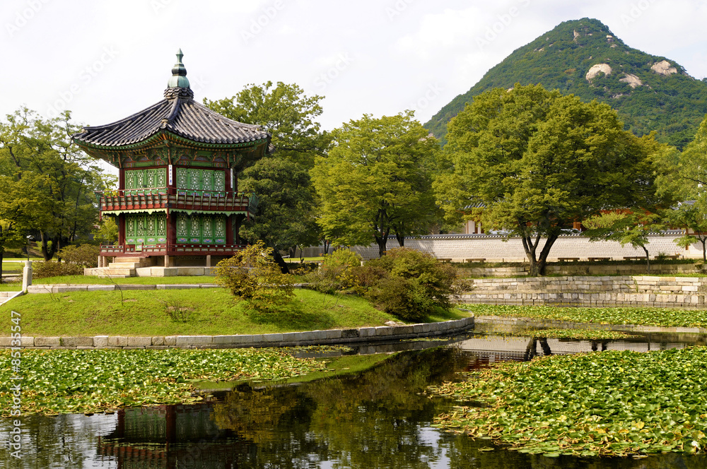 Fototapeta premium Gyeongbok Palace pagoda Seoul south korea famous historical building photo lake and mountain
