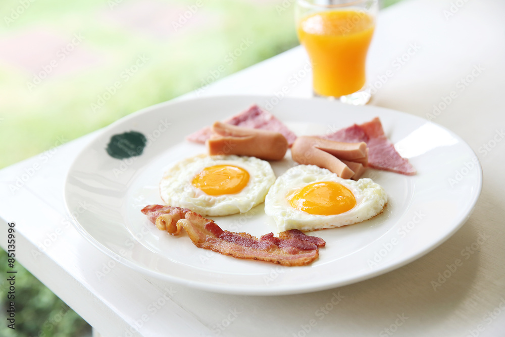Breakfast with bacon , fried egg and orange juice Breakfast with bacon , fried egg and orange juice