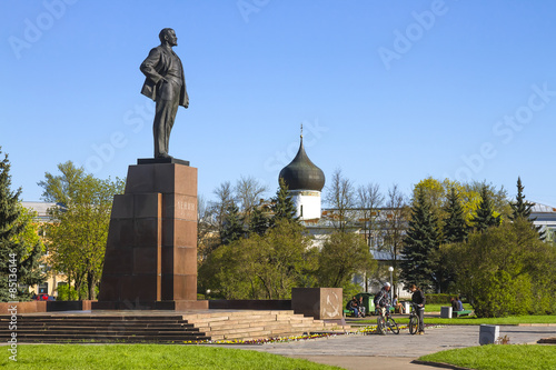 Bild auf Leinwand Monument to Lenin at the Lenin square in Pskov