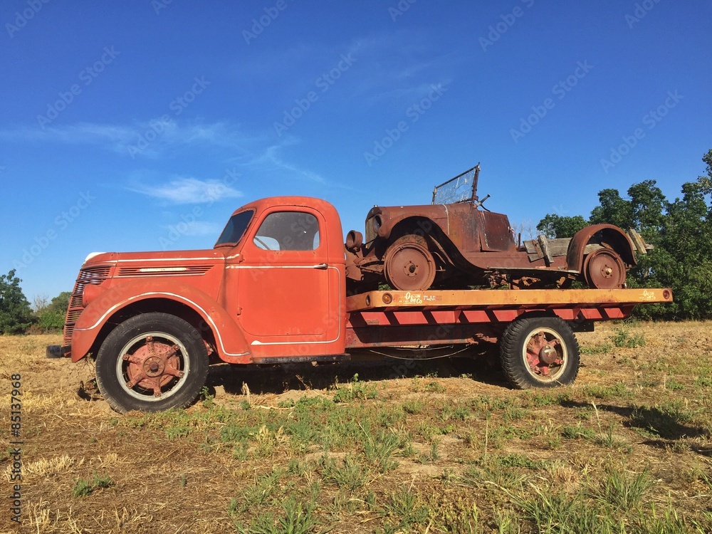 Obraz premium ancient car truck loaded on ancient truck