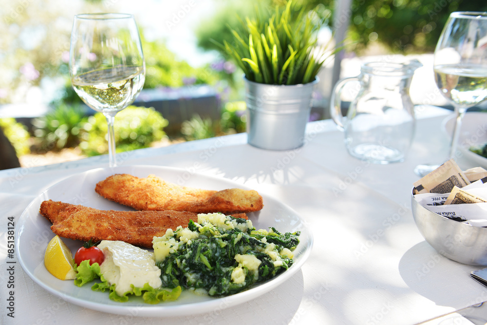  fish and glass with wine