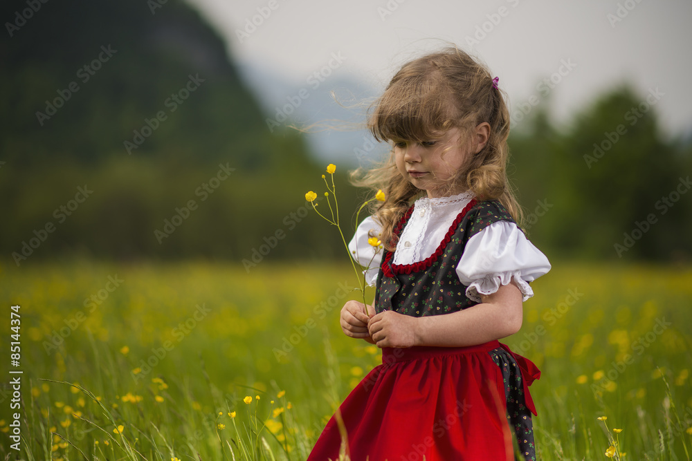 Bambina con fiori