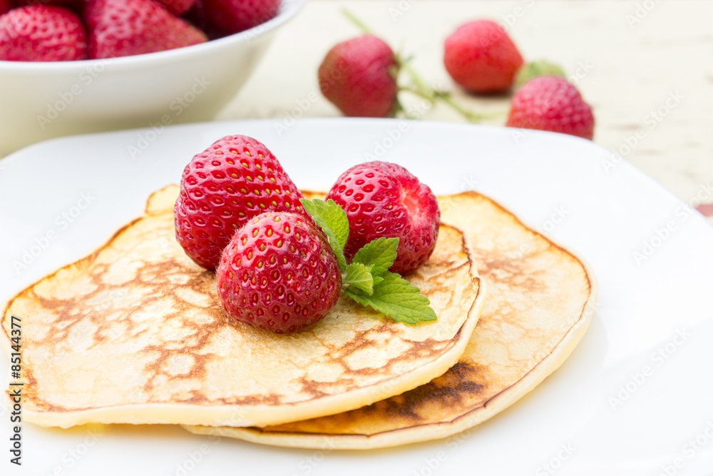 Pancakes/ Pancakes with fresh strawberries Pancakes/ Pancakes with fresh strawberries