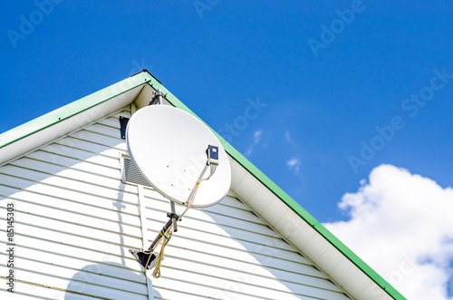 Slika na platnu satellite plate on the house