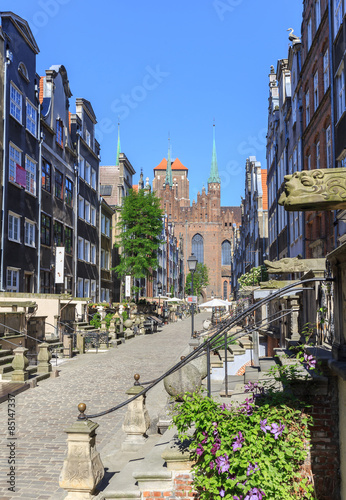 Gdańsk, stare miasto - ulica Mariacka, na wprost Bazylika Mariacka z wieżą dzwonnicy, na której jest punkt widokowy na Gdańsk, odwiedzany przez wszystkie wycieczki #85147337