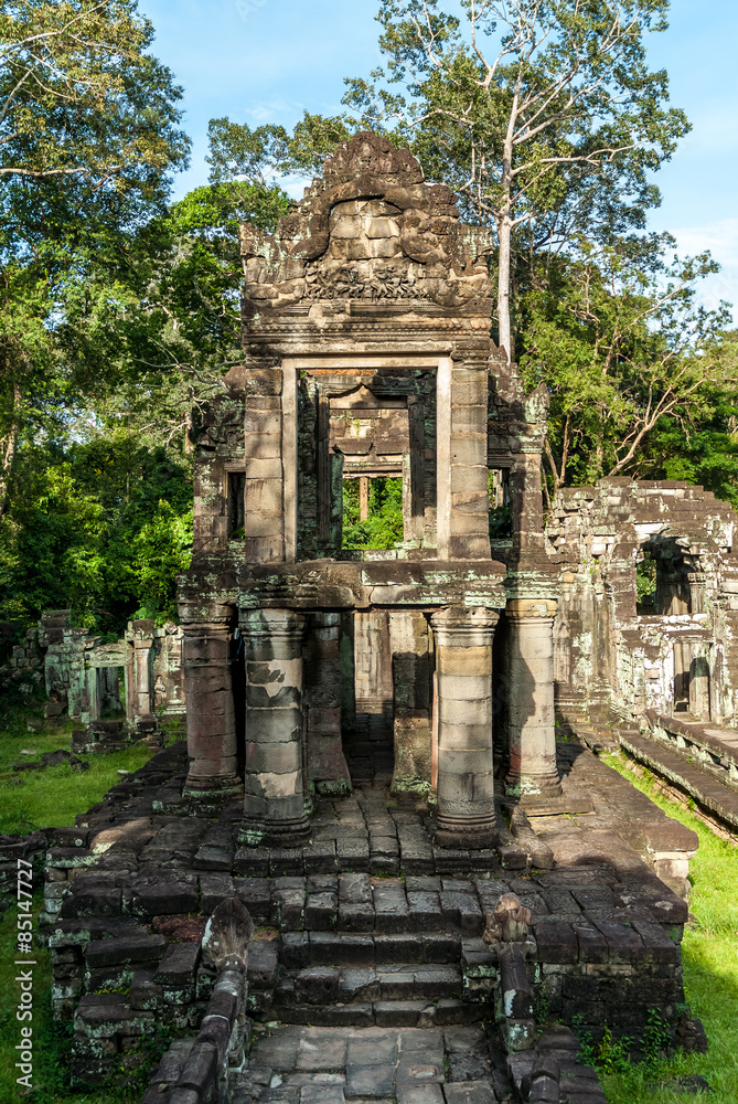 sight of the building known as library inside the archaeological enclosure of preah khan, siam reap, cambodia